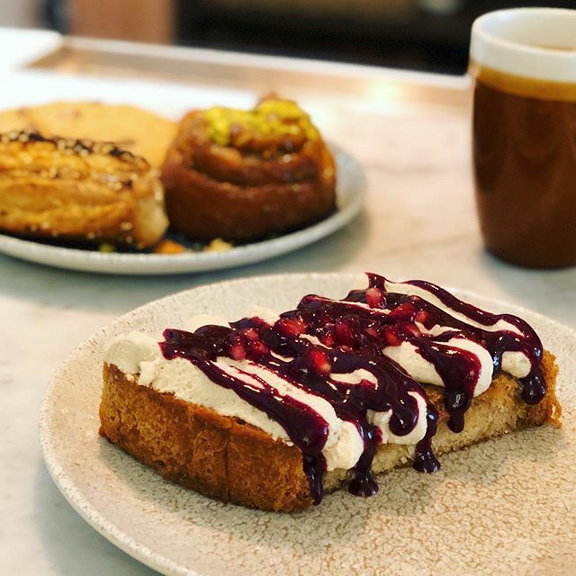 sharibayer's tweet image. Umm... I went back for lunch.🤷‍♀️ Sort of a different restaurant by day, but just following my craving for Brown Sugar Ricotta with pomegranate &amp;amp; blueberry syrup @kfar_cafe, and it lived up to expectations. Pastries did too! #howiroll #ricottatoast #kfar… ift.tt/32DbDTA