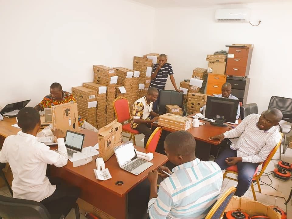 CongoUnfpa's tweet image. Configuration de plusieurs centaines de tablettes par des experts informaticiens.
Le recensement numérique et geo-referencé est aujourd&apos;hui une réalité au Congo.
#census2020
#RGPH5