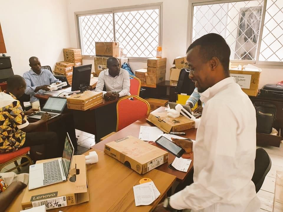 CongoUnfpa's tweet image. Configuration de plusieurs centaines de tablettes par des experts informaticiens.
Le recensement numérique et geo-referencé est aujourd&apos;hui une réalité au Congo.
#census2020
#RGPH5