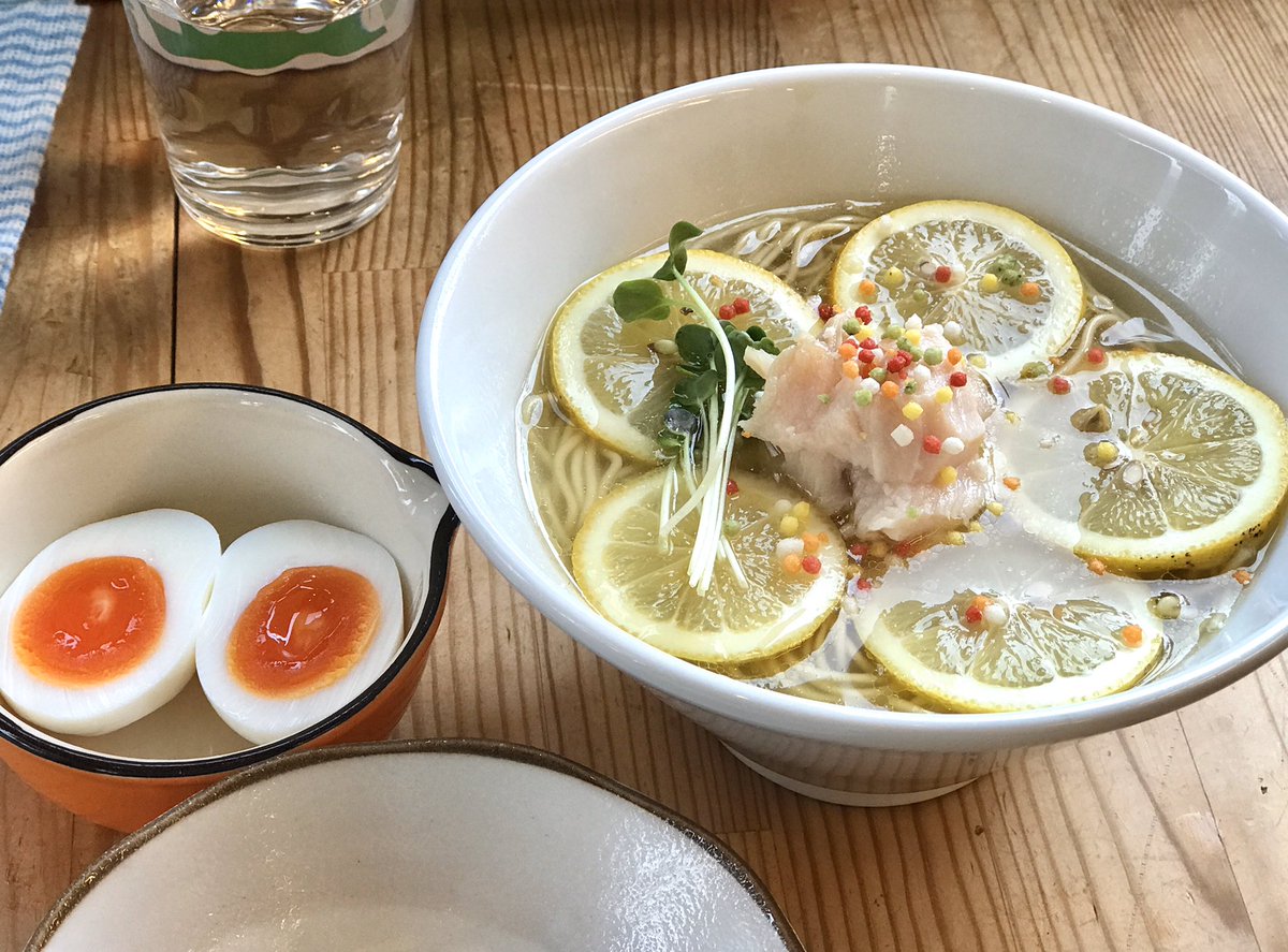 okatora2's tweet photo. #休日を���用して　#淡麗ラーメン #ホットエアー に伺いました。
写真は極み醤油とレモンラーメン https://t.co/p7XeBdX6jY