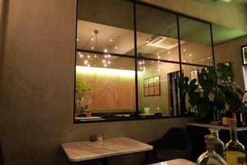 伊藤初美 ハツ 東京グルメサロン主宰 八丁堀は銀座 からアクセスもすぐなので何かと便利 マチュリテ はまるでパリのお庭に来たかのようなフレンチ ガラス張りの空間には 程よく光が差し込んで雰囲気抜群 ディナーはなんとコースが5 500円という