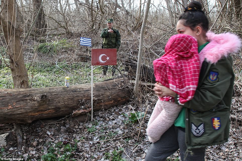 Miles de personas duermen esta noche al raso en tierra de nadie.

Los refugiados sirios se han vuelto a convertir en peones del juego de chantajes entre Turquía y la UE.

(HILO 👇)