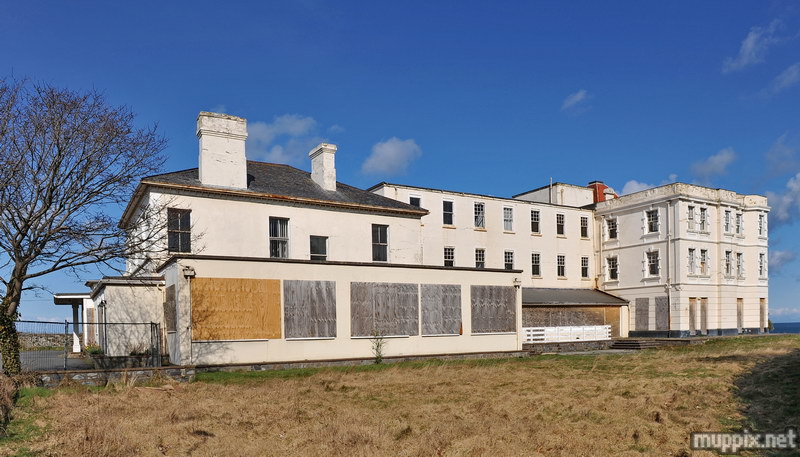 But back to  #SeasideHotelOfTheWeek. Sadly 1990s & 2000s were Grand Island  #Hotel's final years. Despite several reprieves it closed forever Feb 2009 & its contents auctioned off. Here it is in boarded up state courtesy of  https://www.derelictplaces.co.uk/main/leisure-sites/14903-grand-island-hotel-ramsey-isle-march-2010-a.html#.Xlwwc6j7R9A  #IsleOfMan  #Ramsey  #seaside  #coast