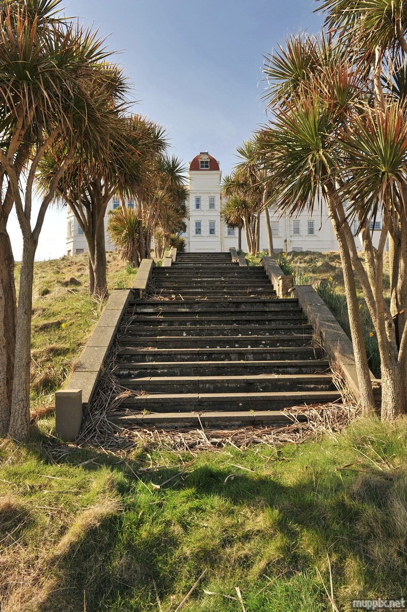But back to  #SeasideHotelOfTheWeek. Sadly 1990s & 2000s were Grand Island  #Hotel's final years. Despite several reprieves it closed forever Feb 2009 & its contents auctioned off. Here it is in boarded up state courtesy of  https://www.derelictplaces.co.uk/main/leisure-sites/14903-grand-island-hotel-ramsey-isle-march-2010-a.html#.Xlwwc6j7R9A  #IsleOfMan  #Ramsey  #seaside  #coast