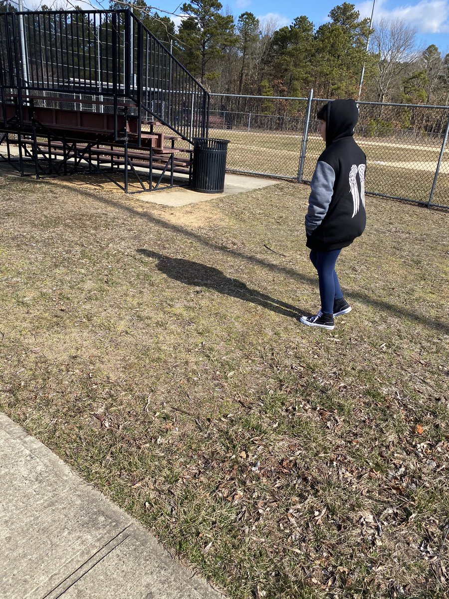 glamqueenkrissy's tweet photo. @OBSupCittadino She had me out searching for the rock. In the freezing cold this morning Even though I told her someone took it she said mommy what if it still somewhere here... https://t.co/CTF72MkoA9