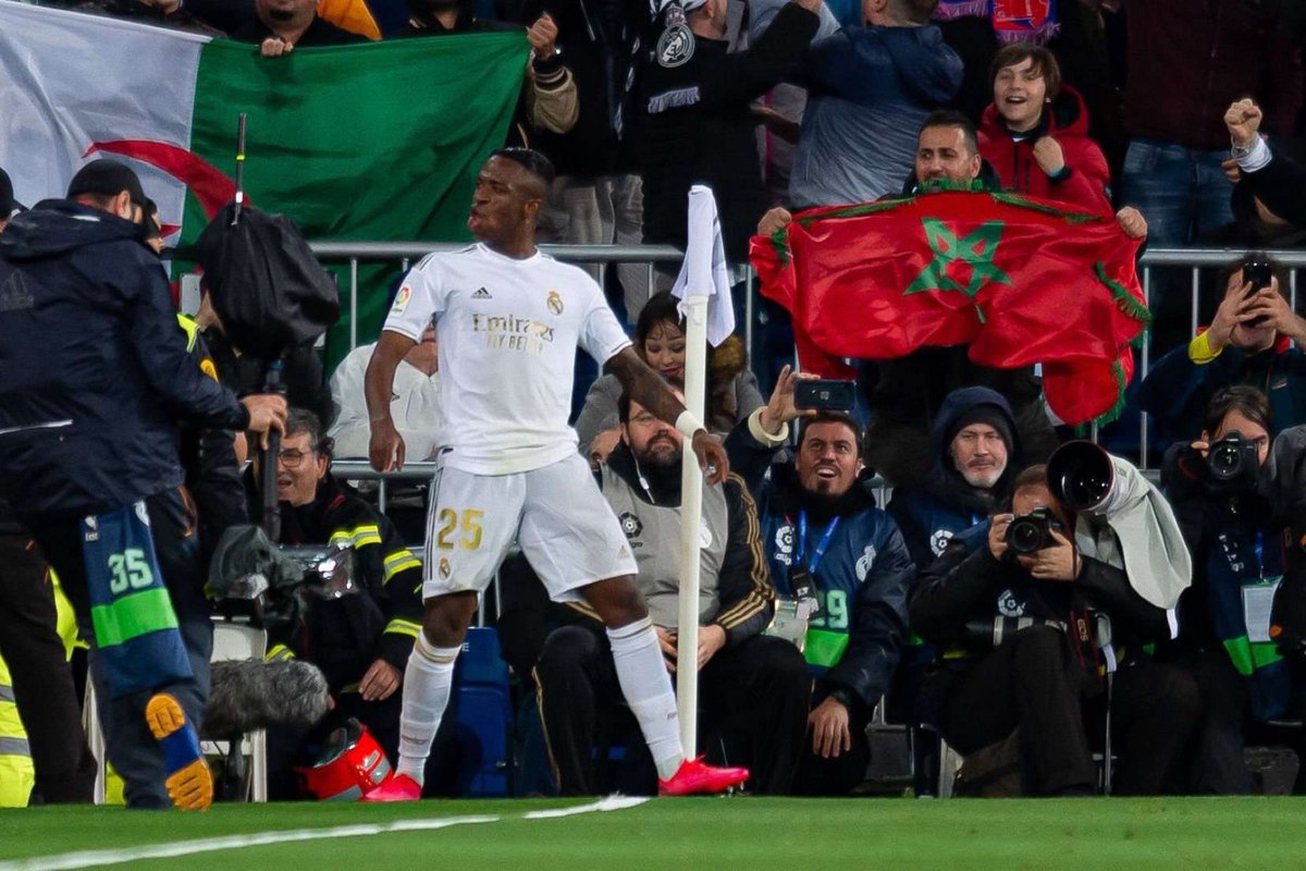EditionMerengue's tweet photo. Vinicius qui célèbre comme Cristiano, sous les yeux de... Cristiano 🤩 https://t.co/GomMDv7DcM