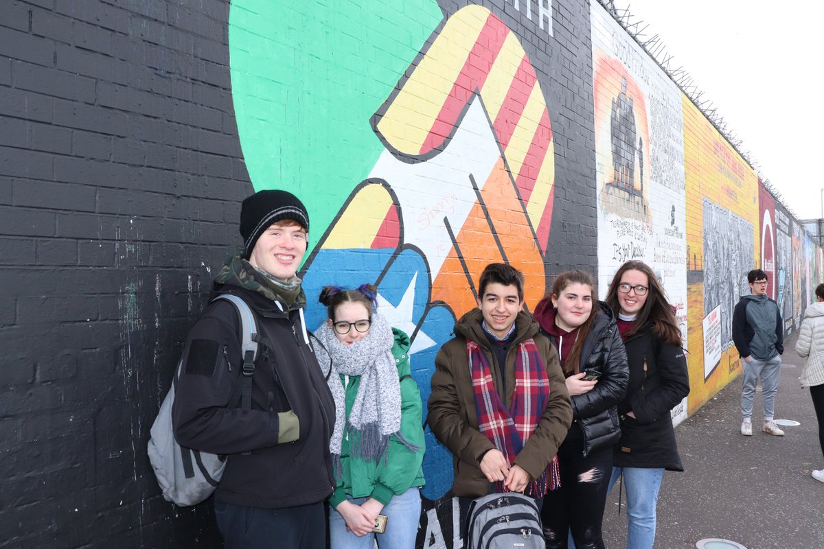CgnmErasmus's tweet photo. Lá 5
Stop 2: Múrmhaisiú - Taobh na Náisiúnaithe
Our students toured the city's murals, visiting the Nationalist side first. They made a short film explaining Belfast's history.
@GhlorNaMara @Leargas @EUErasmusPlus @love_belfast #iesoribeiro #erasmusplus #borderhopping https://t.co/8xouZG7AEh