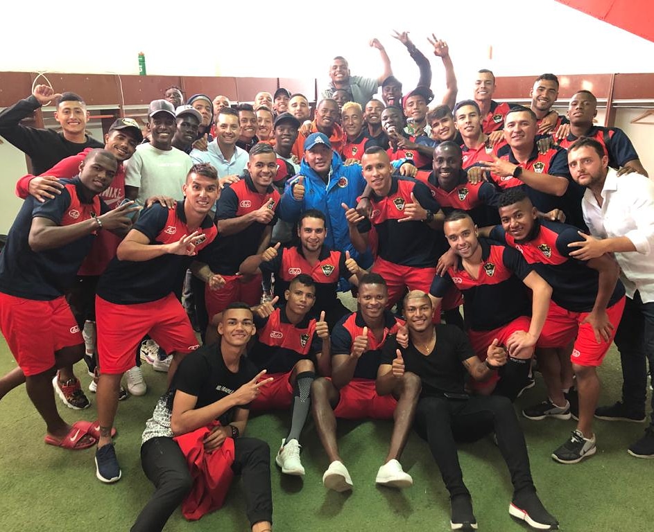 davidsuarezdt's tweet photo. Agradecido con Dios, por permitirme hacer parte de esta gran familia ⚽💥

GANAMOS LLANEROS 💪💪

@clubllanerosfc.
.
.
. 

#Llaneros #trabajo #subimos #futbolcolombiano #dimayor #directortecnico https://t.co/88FNlol41T