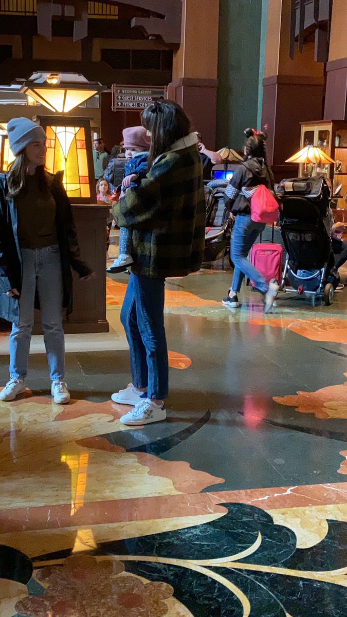foreverdamie_'s tweet photo. 01.03| Nova foto de Dakota com Ezer e Addison na Disney World, California ❤
#DakotaJohnson https://t.co/GHlJpY9y9z