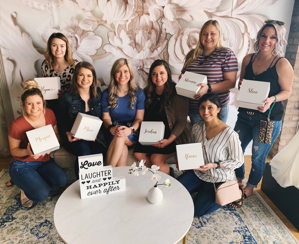 devondylla11's tweet photo. Bride squad ✅🍾💐 #DitchingDylla #JoiningJohnson https://t.co/PSh4Zs8tNw