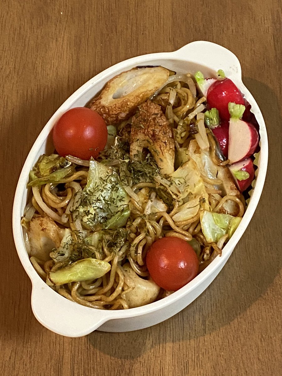 a2coandmay's tweet photo. 簡単に #焼きそば #弁当 チャチャっとこれにて終了🤣今日から何人が在宅勤務にシフトするのか…インフラバッチリなんで心配は少ないですが、唯一は #運動不足 かな😁三千歩程度しか歩かないらしい。その数字恐ろしや〜💦 #お弁当 #ランチ #サラメシ #obeto #ランチが楽しみになるお弁当 https://t.co/06cCQDtSOC