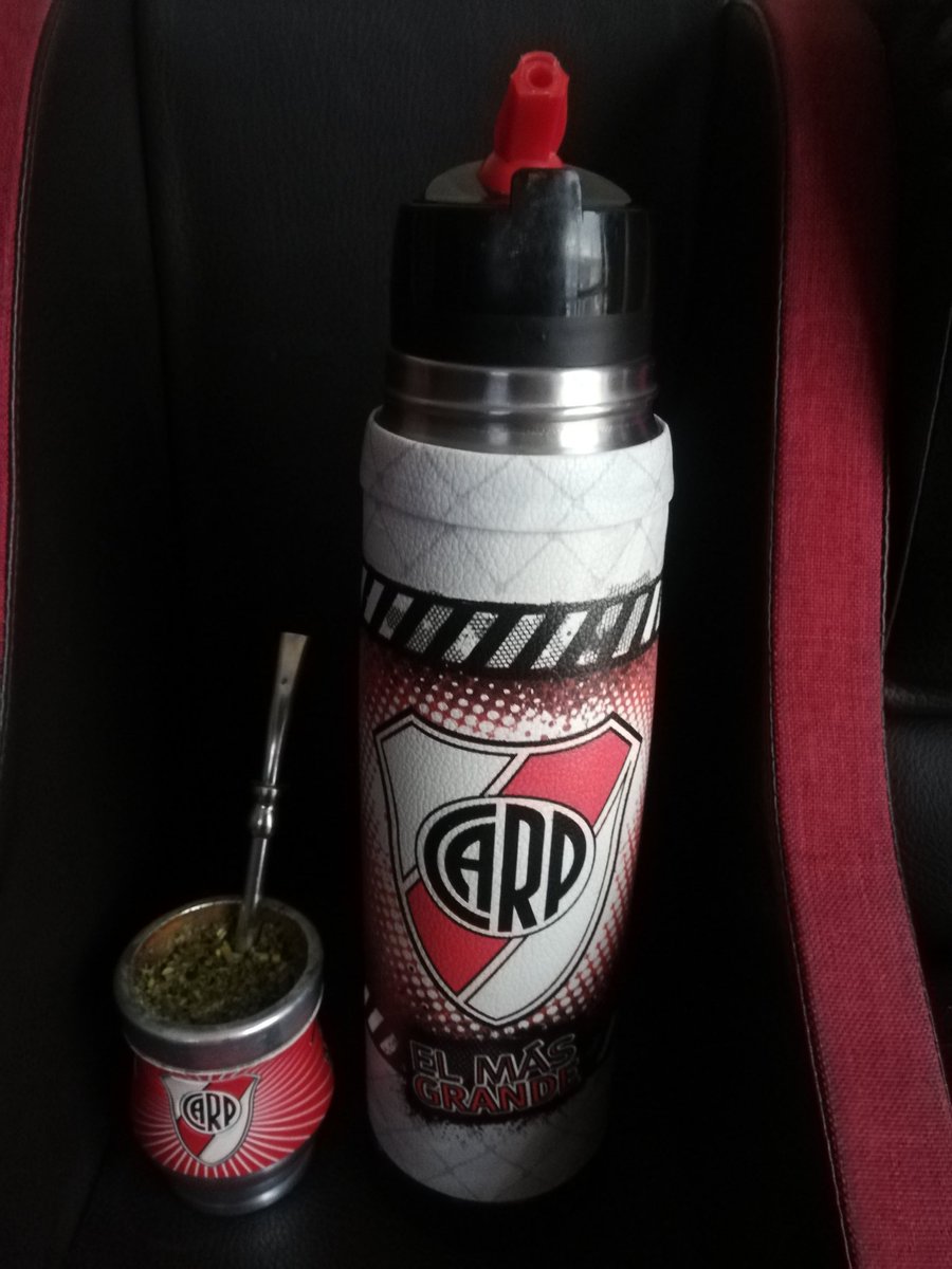MilkoAdhemar's tweet photo. Yo: Que rico esta mi mate!
Mi Mate: Vos tampoco te quedas atras gordi. https://t.co/WU7GbQNJso