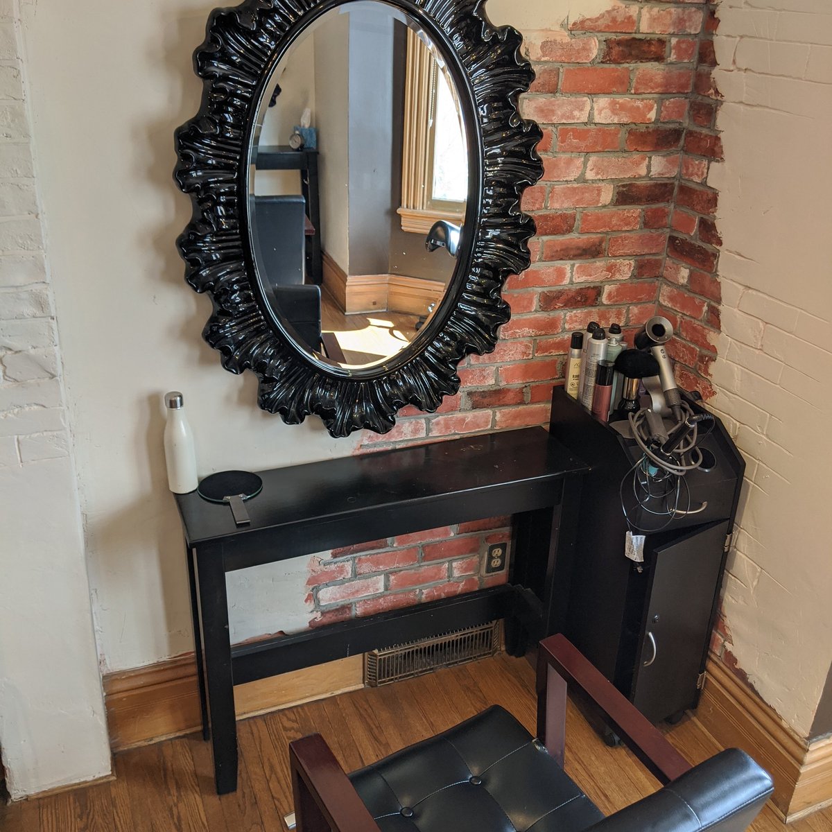MulletsMoveMtnz's tweet photo. ... and then the chair was empty again ... https://t.co/X4yZZXivKT