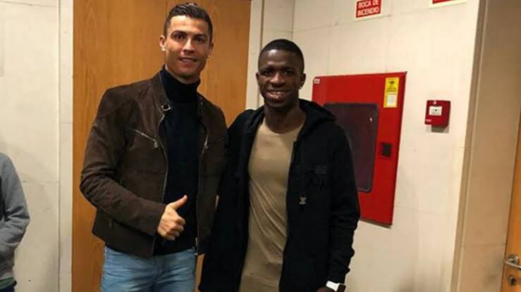 CR7LAMAQUINA's tweet photo. 🎙Vinicius Junior : "Ele (Cristiano Ronaldo) entrou no vestiário no intervalo para apoiar o time e nos dar apoio moral. Por isso eu comemorei como ele. Ele é um vencedor dentro e fora de campo"

"Ele vai olhar no teu olho e te convencer que você é o Ronaldinho Gaúcho"
 ABSURDO 🐐 https://t.co/2wLosyzBDh
