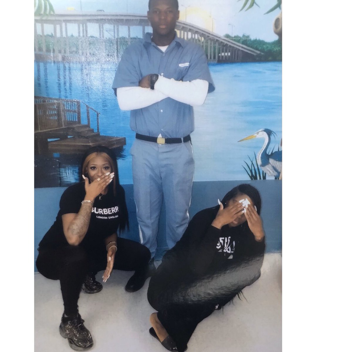 BREADWiiiNNERxo's tweet photo. They corporate , they can't relate to you
They don't understand you , homie, they ain't ready for you
You a gangster with a story , let me tell 'em for you 🦍 #Loyalty 💯 #MainMane 🤞🏽 #IAmMyBrothersKeeper ⏳ #SeeNoEvil 🙈 #SpeakNoEvil 🙊 #HearNoEvil 🙉 https://t.co/Cz6QUi3XK6