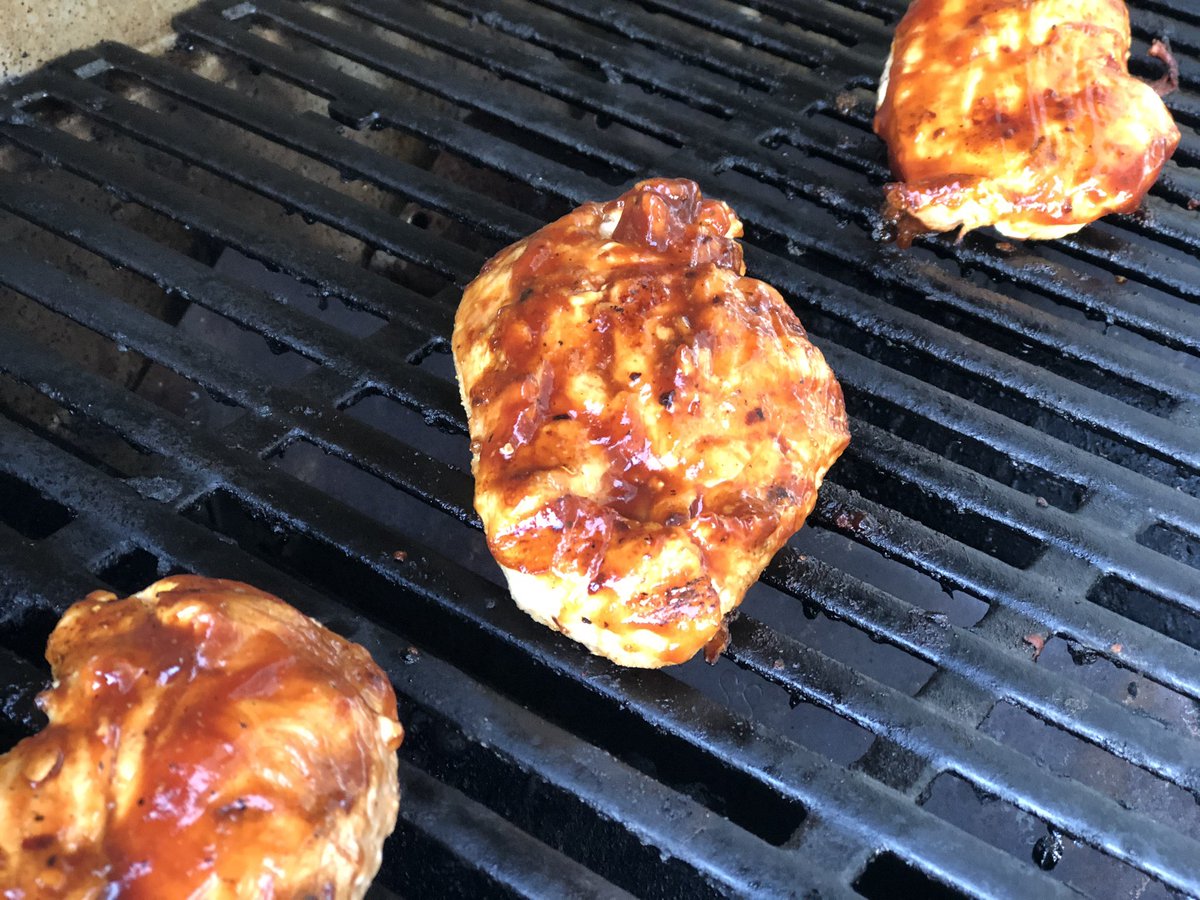 BlindGuysGrill's tweet photo. Quick, healthy and simple Sunday night meal. BBQ chicken with broccoli and rice! #GetOutAndGrill #grilling https://t.co/5VXHU2TtKD