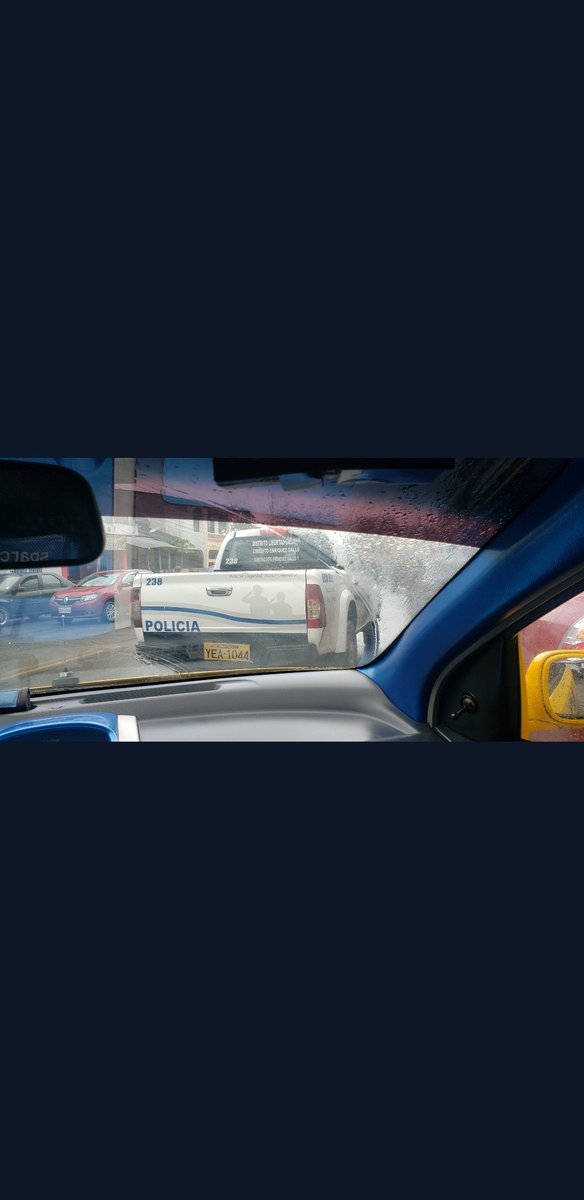 portesito's tweet photo. @ATM_Transito @CTEcuador LA LEY ES PARA TODOS, CARRO DE LA POLICÍA NACIONAL HACIENDO DOBLE FILA, SIN LUCES DE PARQUEO Y OBSTACULIZANDO EL TRAFICO, FRENTE AL BANCO DEL PACÍFICO DE LA CIUDAD DE LA LIBERTAD, MIENTRAS SUS OCUPANTES ESTABAN EN EL CAJERO AUTOMÁTICO https://t.co/Wrfkkrz643