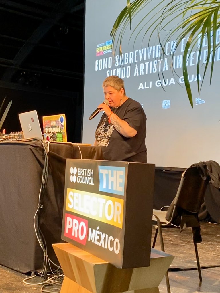 mxbritish's tweet photo. “Tengo una teoría muy personal que para tener éxito en la vida hay que ser un poco más Jarocho y tener una poquita de gracia”
@AliGuaGua en su conferencia “Cómo sobrevivir en el tercer mundo siendo un artista independiente”
#SelectorProCDMX @CasadelLago @nodo_tv https://t.co/iYi7K2c7oU
