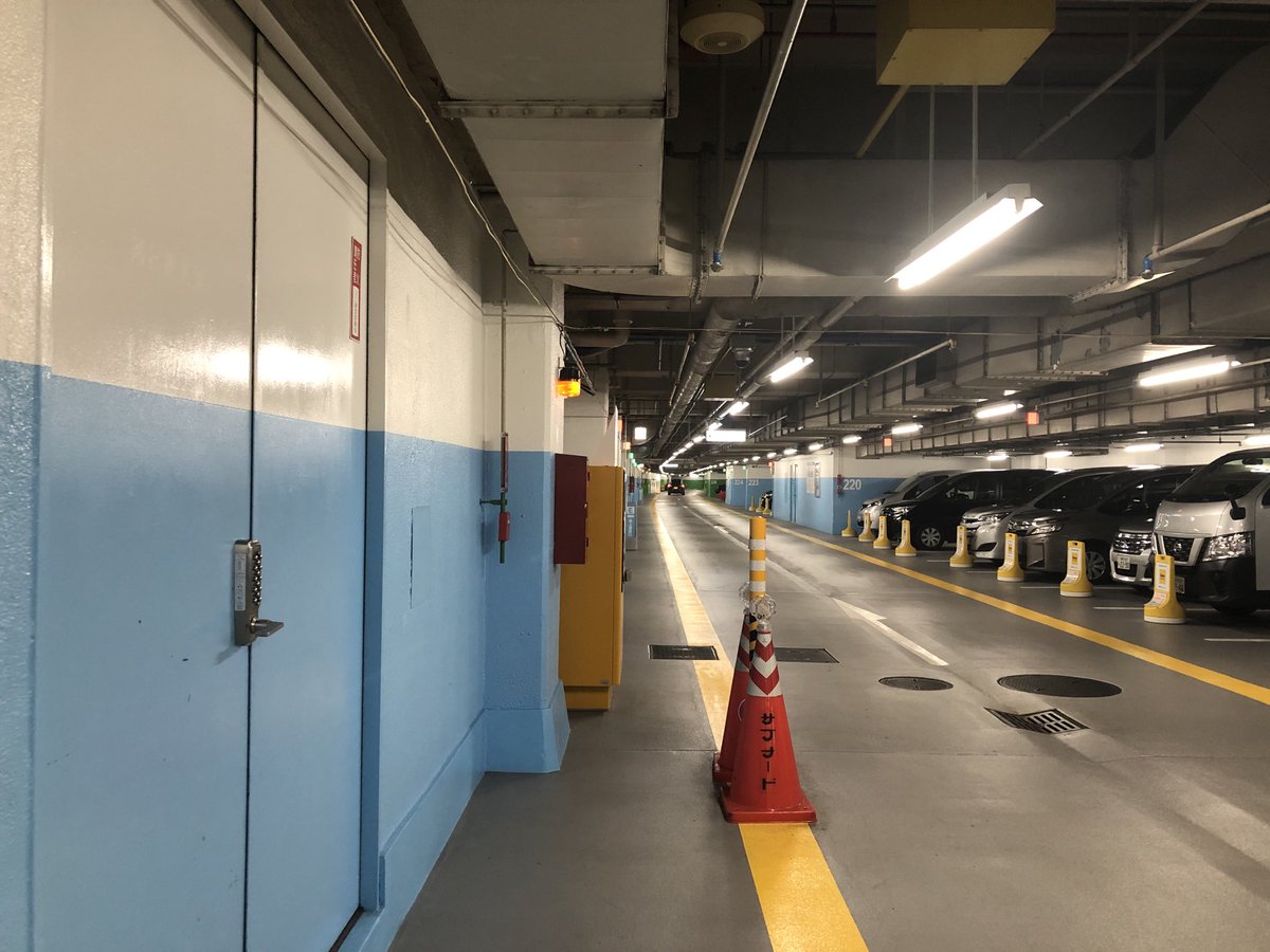 〜忍極散歩〜
新宿サブナード駐車場
歌舞伎町のほぼ真下に広がる駐車場です。
意外と人が少なく、黒塗りのベンツを見かけることもしばしば。
更に謎のロック付き扉まであって、マジで都市伝説的秘密空間に繋がっているんじゃないかとワクワクします。 