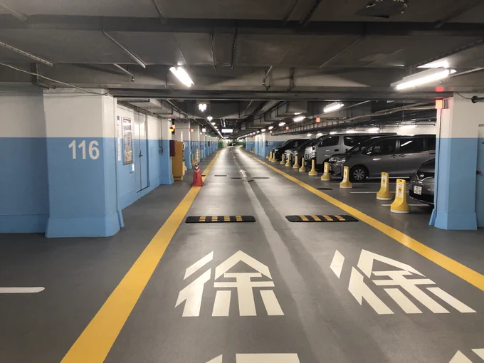 〜忍極散歩〜
新宿サブナード駐車場
歌舞伎町のほぼ真下に広がる駐車場です。
意外と人が少なく、黒塗りのベンツを見かけることもしばしば。
更に謎のロック付き扉まであって、マジで都市伝説的秘密空間に繋がっているんじゃないかとワクワクします。 