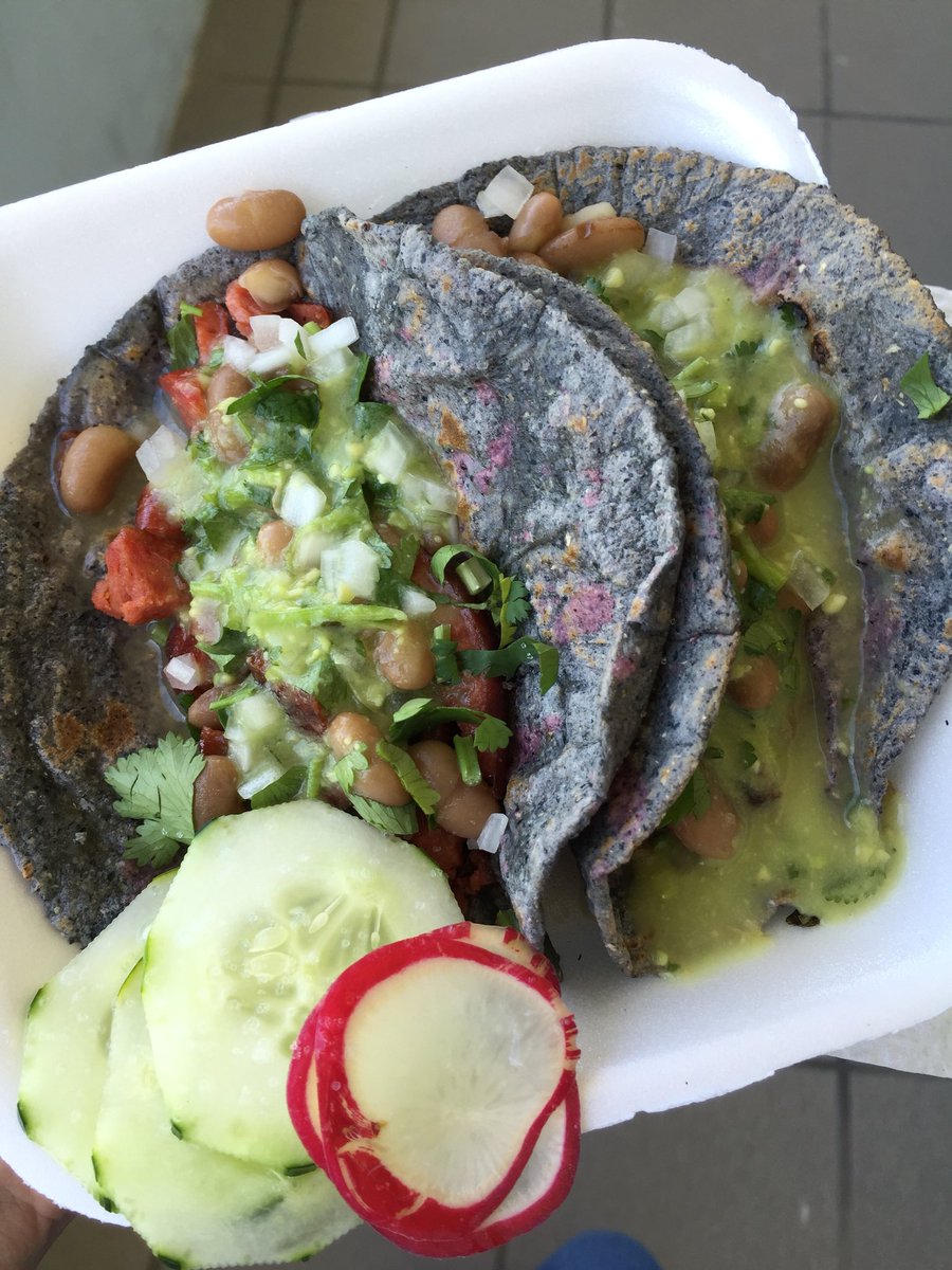 Violeta_242425's tweet photo. Tacos con tortillas de maíz negro. Cultura mexicana 🌽#GastronomiaCuc #TurismoUDG https://t.co/0T1PsmWZLX