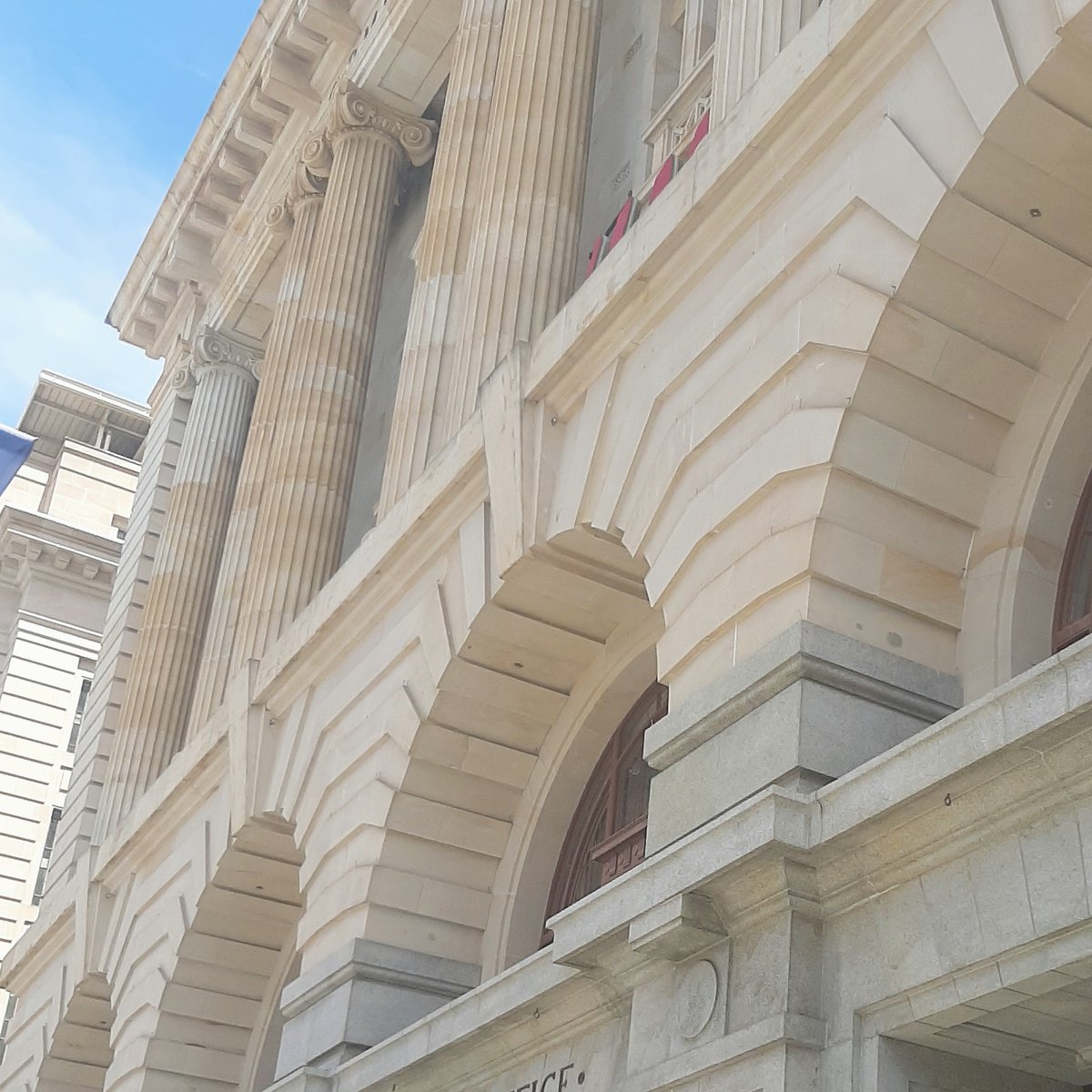 DodgyPerth's tweet photo. Have you noticed the ground floor of the GPO is faced with a different stone to the other levels? The lower is Mahogany Creek granite, from a now disused quarry 30km east of Perth. The rest is Donnybrook sandstone from 180km south. #webuiltthiscity #perthrocks #heritage #perth https://t.co/bh6HZoLRGv