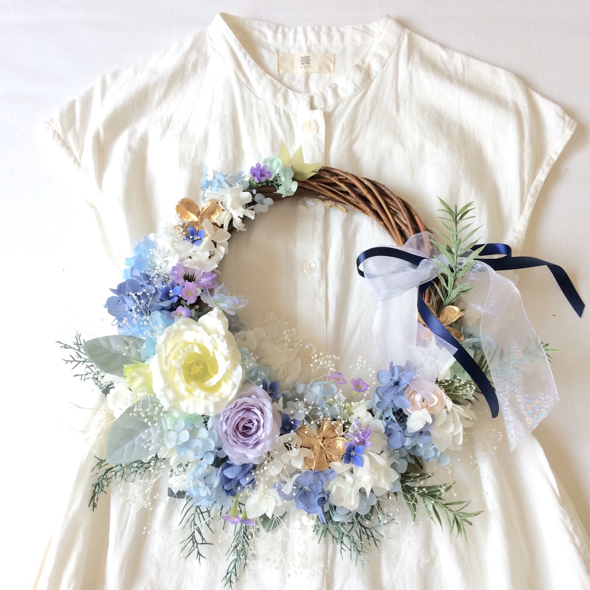 White Birch ﾎﾜｲﾄﾊﾞｰﾁ 夏色カラーですが サムシングブルーの トルコキキョウとバラのリースブーケ Wreathe Flower リースブーケ ウェディングブーケ 花嫁 プレ花嫁 お花 花 春婚 花のある暮らし ワンピースが夏用 T Co