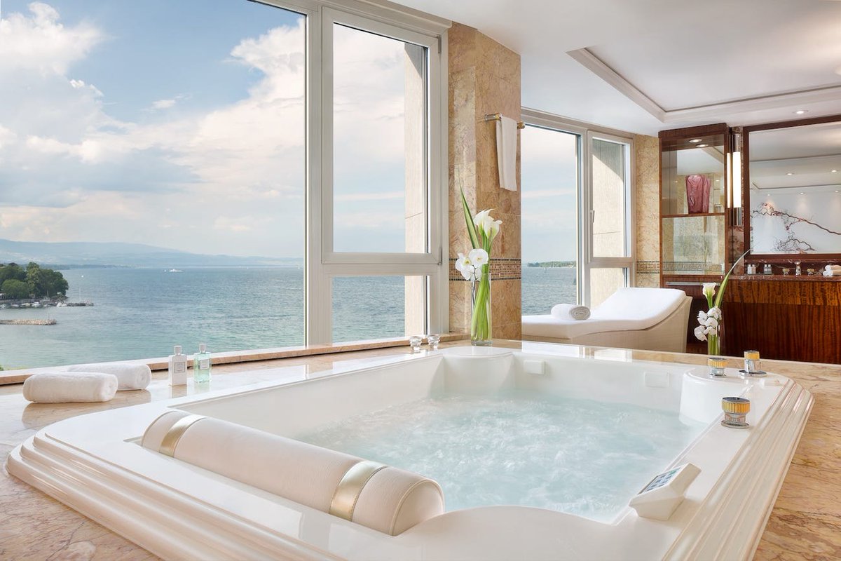 DiscoverSuites's tweet photo. Guests who stay at the royal penthouse suite have the eighth floor of the President Wilson Hotel all to themselves. No luxury is spared here — from the living room filled with a grand piano, billiards, and rare book collection, to the bathroom that features Herm��s toiletries... https://t.co/HVGJxNKUyS