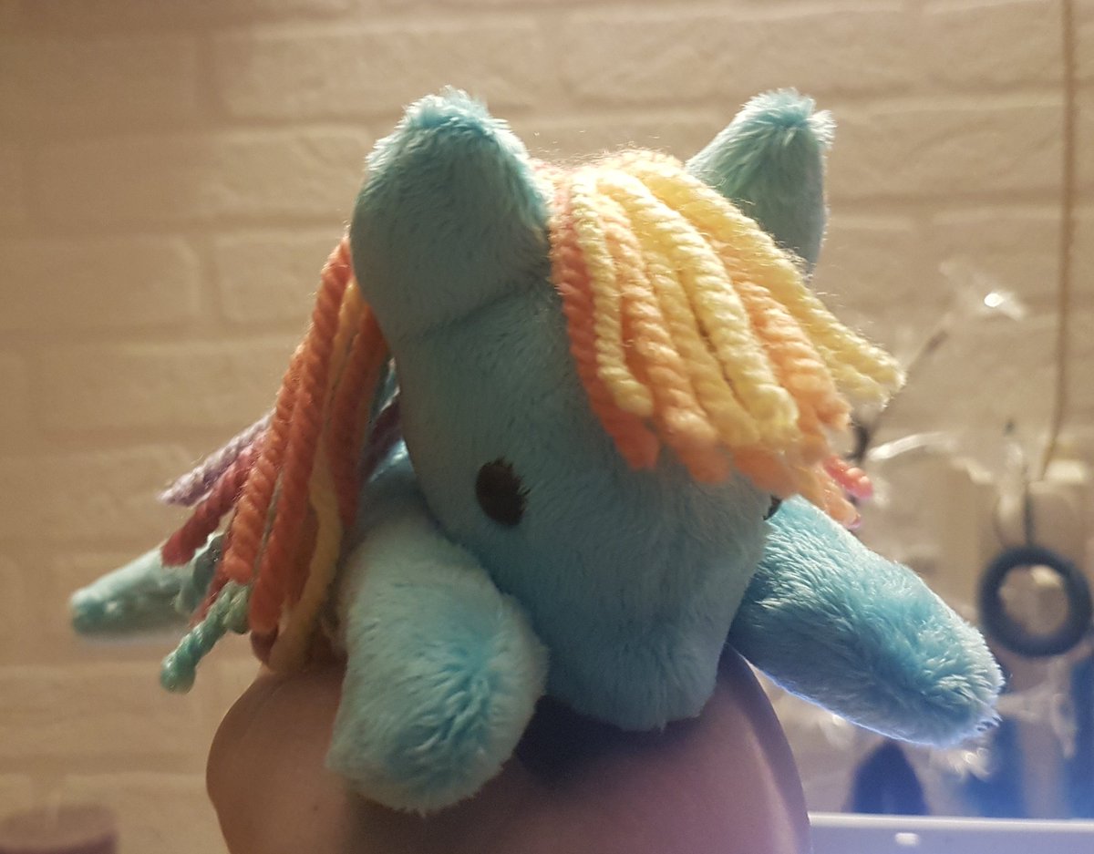 Dutchsepticshy's tweet photo. Finished the pony from the Saturday Plush Workshop led by @onevioletrose at #HWCon.
Thank you very much. 😁
He's such a cutie! 😊 https://t.co/VZvMV2be1T