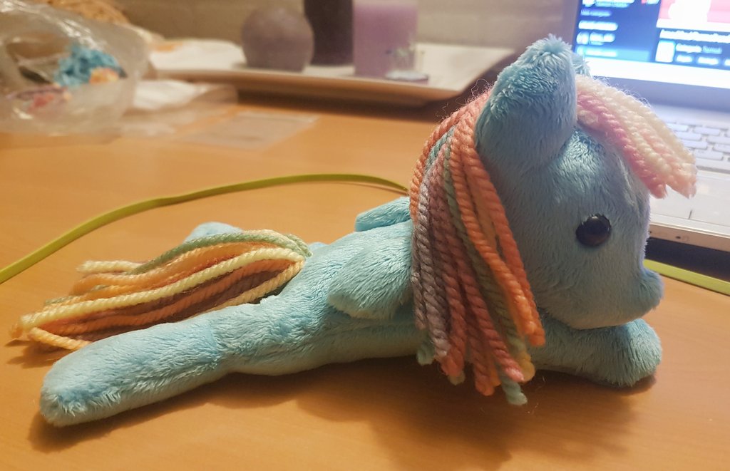 Dutchsepticshy's tweet photo. Finished the pony from the Saturday Plush Workshop led by @onevioletrose at #HWCon.
Thank you very much. 😁
He's such a cutie! 😊 https://t.co/VZvMV2be1T