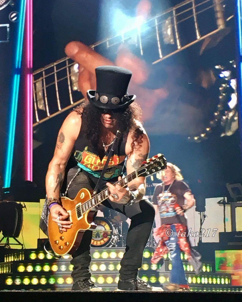 SlashParadise1's tweet photo. @Slash #slash 2017/28/02 #bangkok #scgstadium #GunsnRoses #GnFnR #RnfnR #topHat #gibson #LesPaul #GuitarLegend 📸 @tako217 @gunsnroses https://t.co/fGmE99kbTk