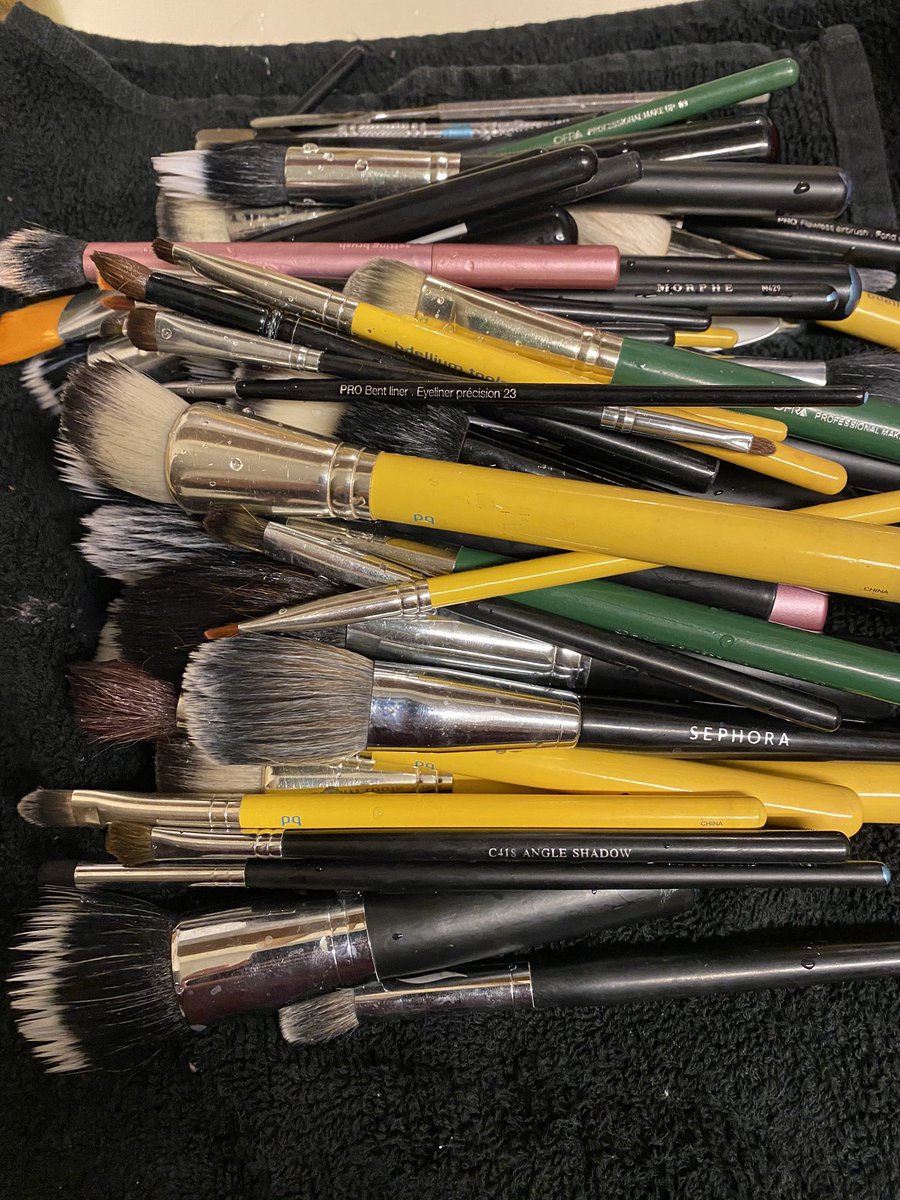 MzFrancesFX's tweet image. The dreaded brush washing..  #Sanitize #CleanTools #ArtistDuties 🎨