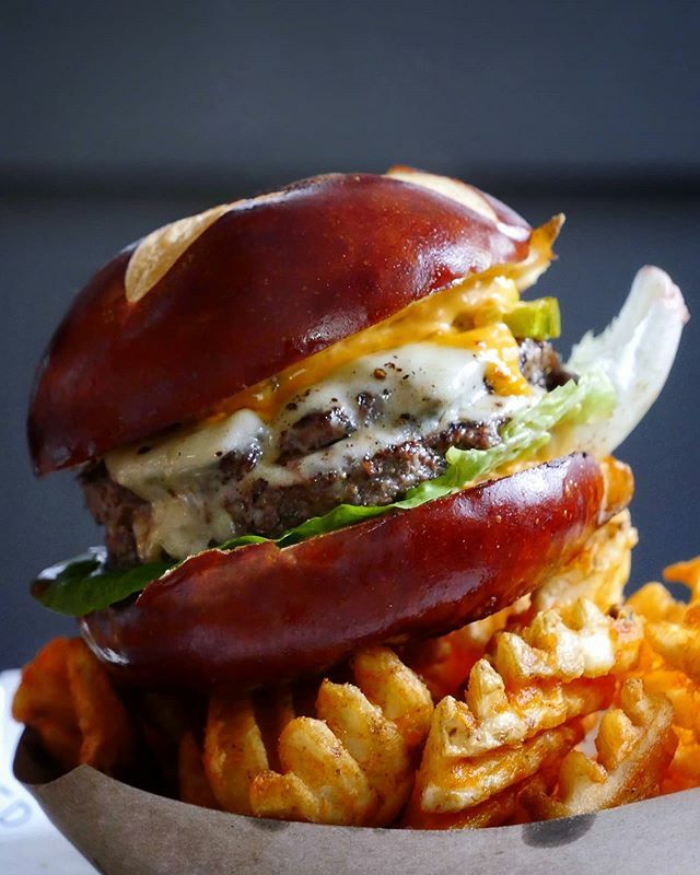 🍔 SQUARE yourself away with this Burg tonight @emmysquaredpizza (UES) - Le Big Matt anyone? #SundayScaries #OMGitsbomb #bombdotcom
🍔🍔🍔🍔🍔
#lebigmatt #burger #burgersbae #liftyourbuns #burgraphy #burgerorder #burgeratti #eatme #foodislife #foodstyl… ift.tt/38h7TZ0