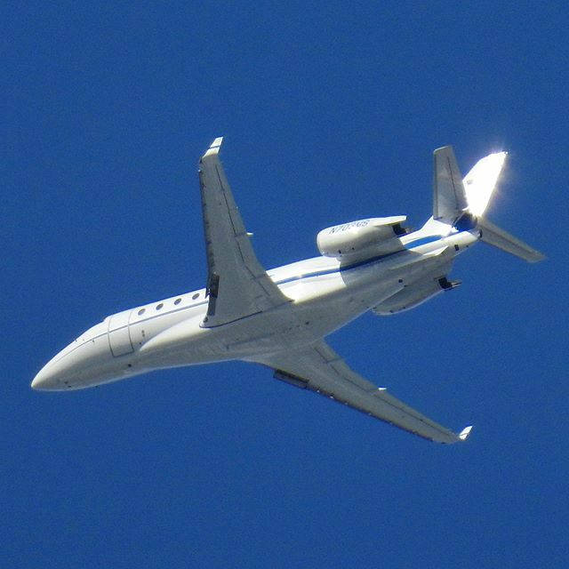 Gulfstream G200 N703MS seen flying over Nelson on the approach to CYCG earlier today. This beauty flew all the way up from Nashville, KBNA.
.
.
.
#gulfstreamg200 #n703ms #nelsonbc #cycg #businessjet #bizjet #nikonp900 #thehdaviation #planespotting #gulfs… ift.tt/39g67Zr