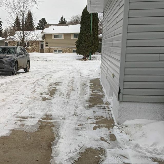 JacieBeth's tweet photo. My neighbors are such wonderful snow angels ❤️😊 https://t.co/CJQ2m3EJtM https://t.co/ndAGb2kN7Q
