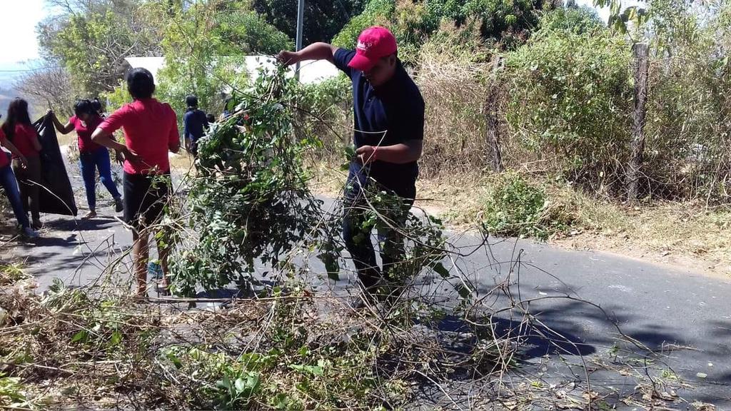 Heriberto__Es's tweet photo. #Panchimalco Este día junto al Compañero @Eduardo51765657 acompañamos a la #JFMLN de San Isidro y Casco Urbano, en una #JornadaDeLimpieza que tiene por objetivo mantener limpio nuestra comunidad. https://t.co/dq4rOfSY1X