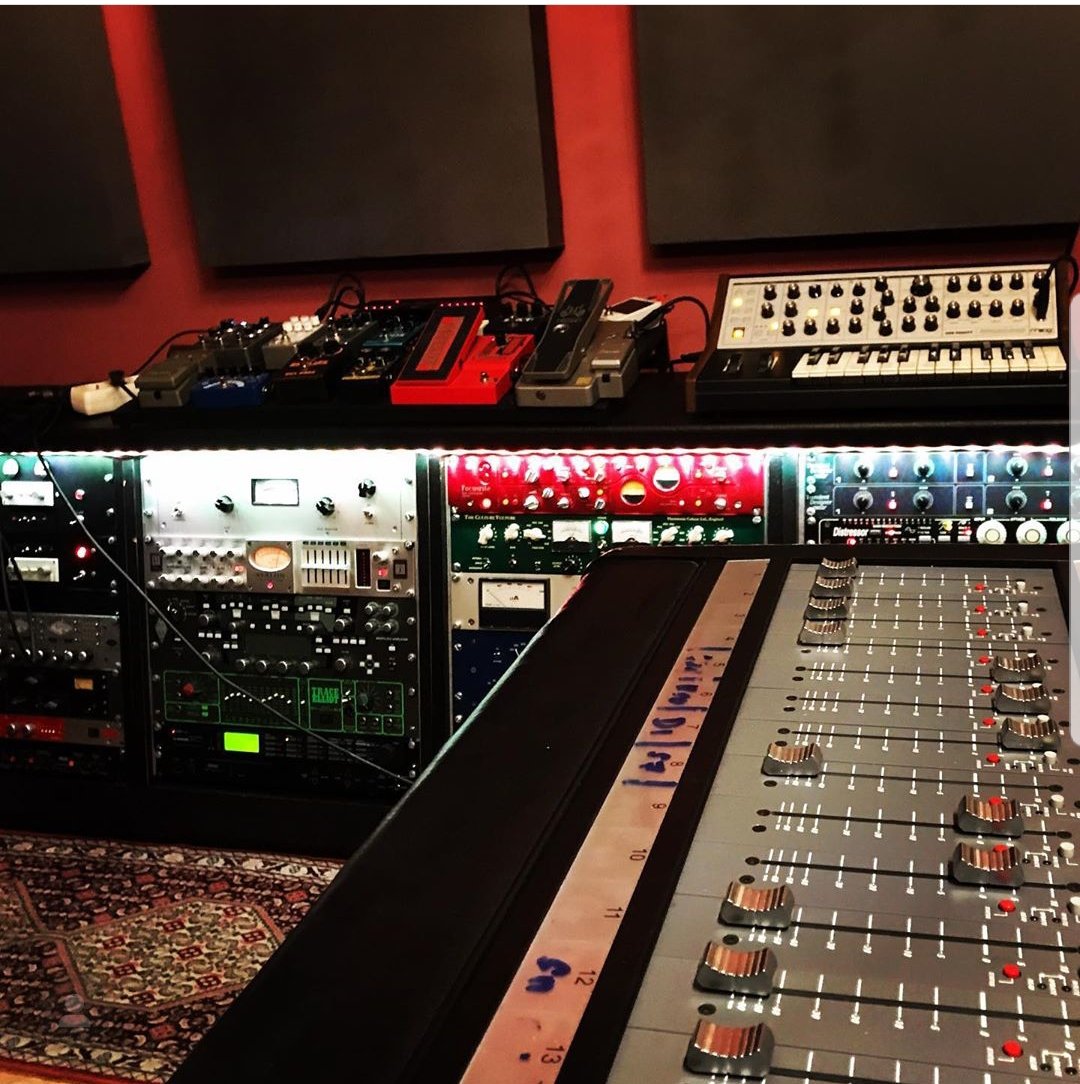 NullSecRetro's tweet photo. Hiphop heads out here sneak dissing @Eminem Shit's getting real out here! 🤣 #studiolife #recording #recordingstudio
#studioflow #studiosetup #homestudios #geartalk
#musicstudio #musicproduction #studios #console #brainworx
#pluginalliance #oceanway
#studioporn # https://t.co/84l5sYo1Ub