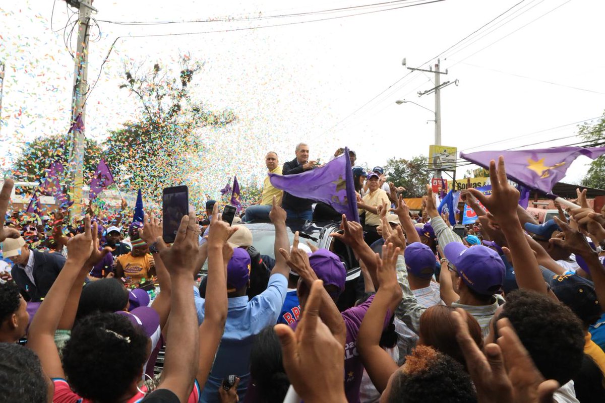vmanuelcg's tweet photo. Masivo fue el recibimiento dado por el pueblo de Azua al próximo presidente Gonzalo Castillo.
#AzuaEsDeGonzalo
#VisionGonzalo2020 @BelarminioR #aTrabajar
#MasOportunidadesParaTodos 
#VictorPresente https://t.co/fNNuVnyWbf