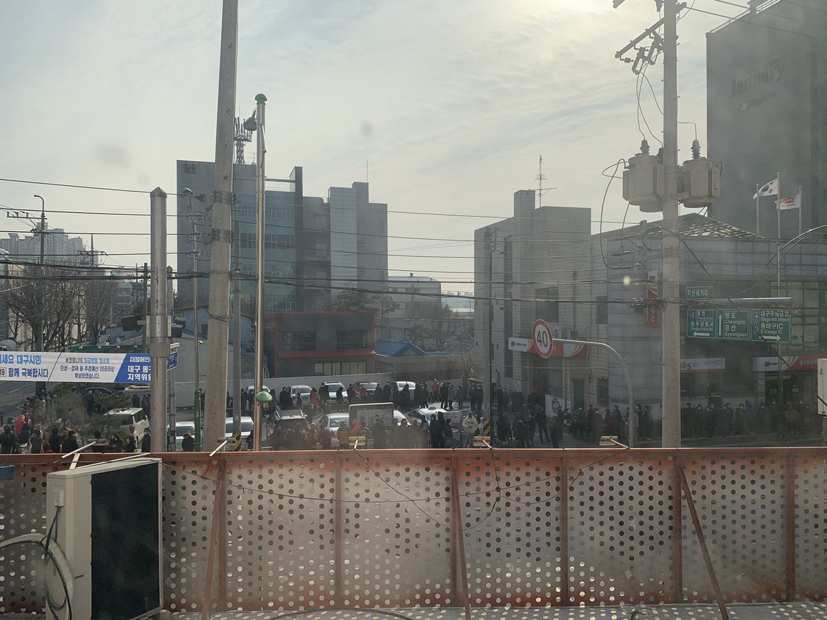 편의점과 약국에 마진을 200-300원 더해서 마스크를 대리 판매하면 시간도 덜 걸리고  근거리로 서로 감염등 우려도 줄일 수 있으면서 조금이나마 경제에 도움이 될텐데...동네마다 우체국이 있는것도 아니기에...