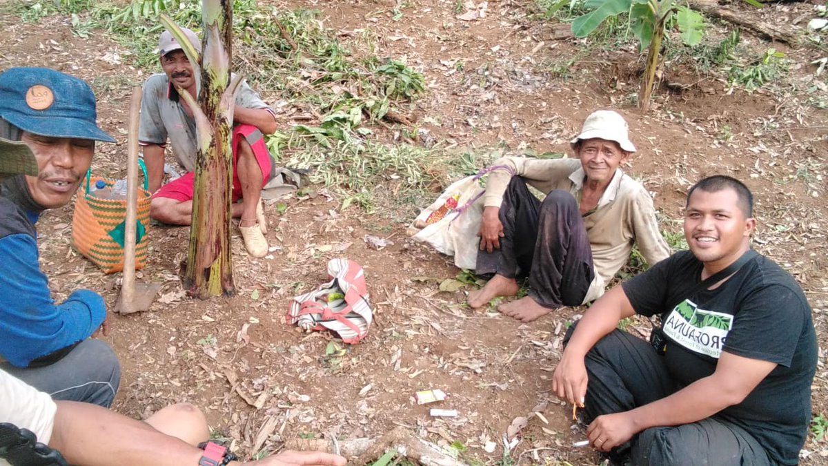 ProFauna's tweet image. Edukasi dan diskusi dengan petani di Malang selatan tentang konservasi hutan masih terus dilakukan tim PROFAUNA di lapangan. Semangat dan maju! #lindungihutan #hutankita #profauna #profaunaindonesia