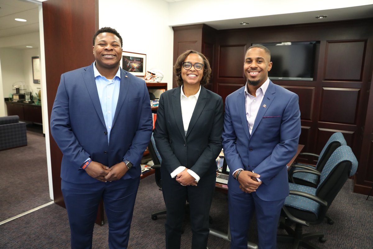 DariusJennings_'s tweet photo. We are more than Athletes. I spent the last 3 weeks participating in the NFLPA Externship Program shadowing Virginia Athletics. The connections, experience, and grind of it all were nothing short of amazing. Thank you @NFLPA @ADWilliamsUVA & @VirginiaSports for the opportunity. https://t.co/8GAFVFlvbR