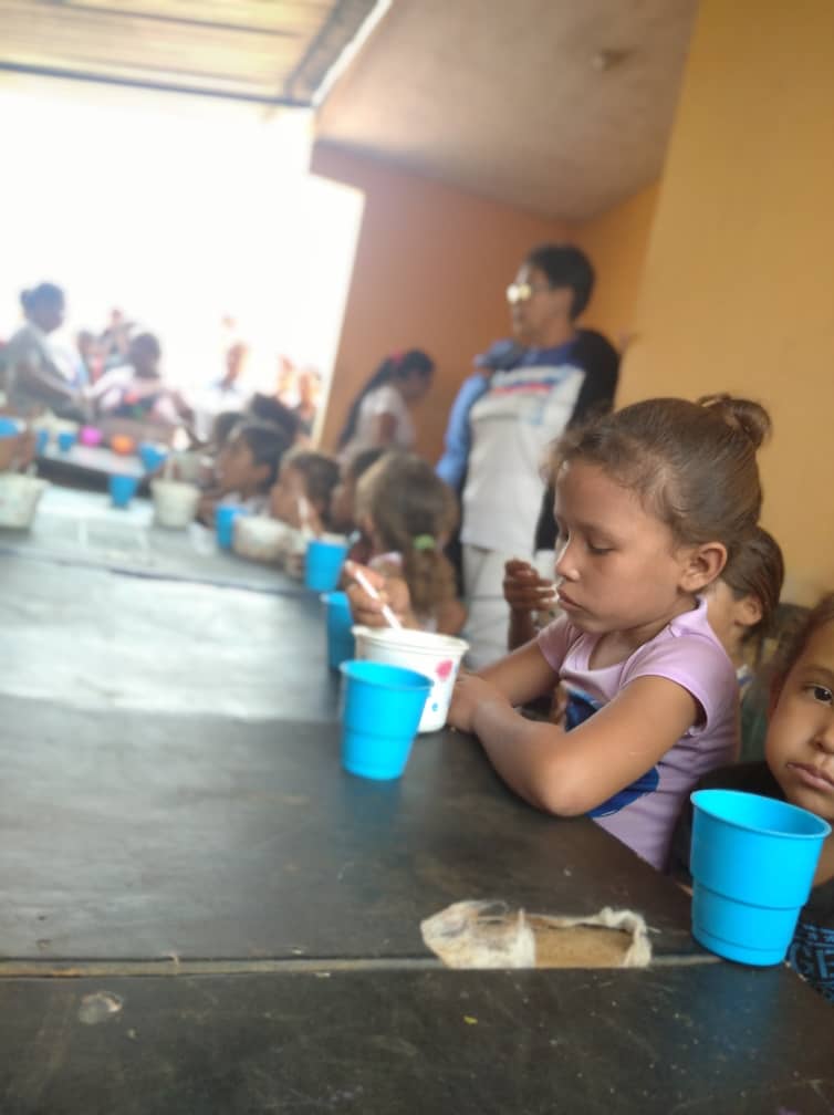 Sembrandosve's tweet photo. LISTO👍 EL PRIMERO Del 2020. Desde la comunidad de praderas del sur, en San francisco. Junto a 100 hermosos niños... inicio nuestro Comedor humanitario 🇻🇪💚 https://t.co/UXRbRHProO