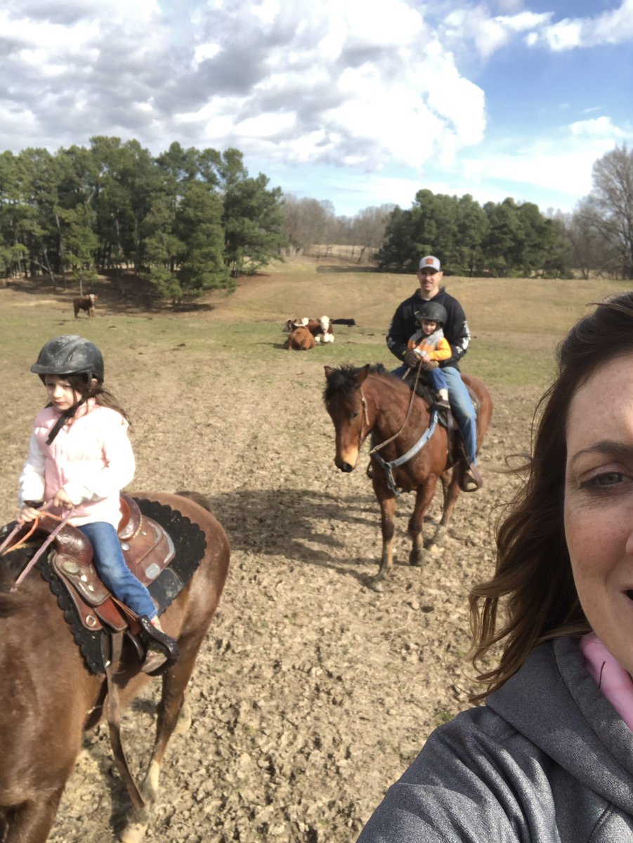 kaelinWhanks's tweet photo. Family trail ride this morning @hurricanecreekfarm #horses #65degrees #sundaymorning #march #family #kimber #gennie #willis https://t.co/uLOPHxudH1