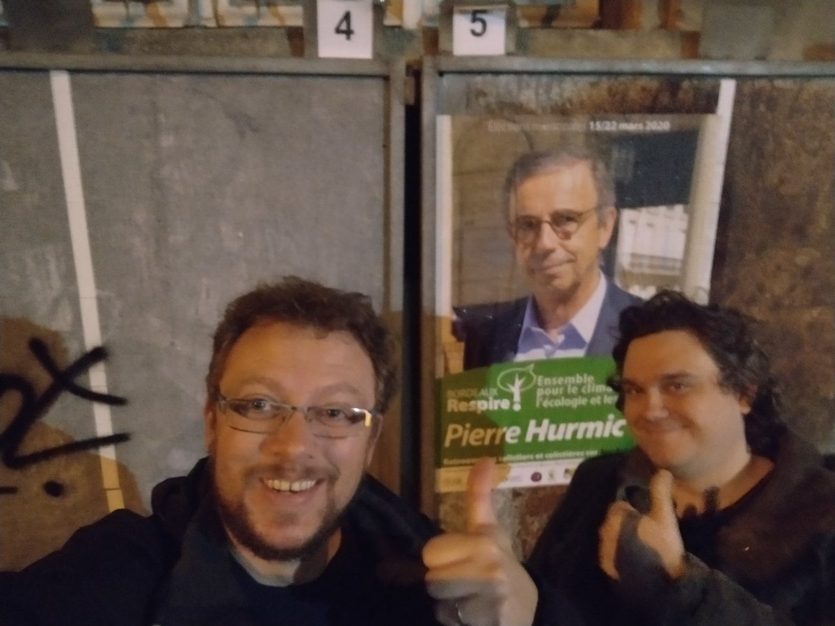 🖌️🖌️🖌️ Minuit : Début de la campagne officielle pour les élections municipales. 1ers arrivés, 1ère affiche collée. Pour <a href="/PierreHurmic/">Pierre HURMIC</a> et la liste #BordeauxRespire.
Fier d'avoir, ce soir, comme binôme <a href="/clementgueguen/">clement gueguen</a> désormais célèbre pour son coup de pinceau. 💪🙌🥂