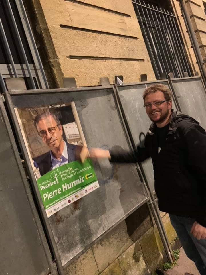 MattMANGIN's tweet photo. 🖌️🖌️🖌️ Minuit : Début de la campagne officielle pour les élections municipales. 1ers arrivés, 1ère affiche collée. Pour @PierreHurmic et la liste #BordeauxRespire.
Fier d'avoir, ce soir, comme binôme @clementgueguen désormais célèbre pour son coup de pinceau. 💪🙌🥂 https://t.co/MjIGFpfewl