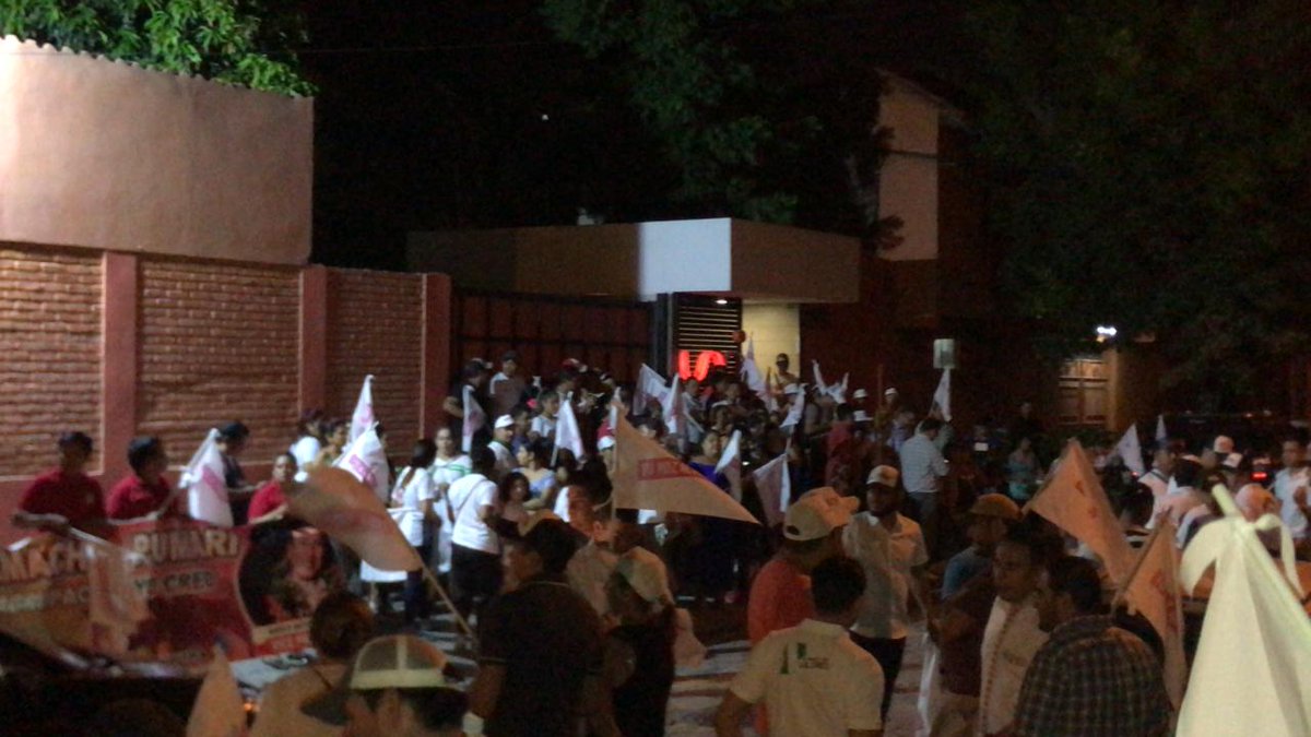 ZetaMatkovic's tweet image. Bueno, y los demás candidatos no aparecieron. Bien por @Marco_Pumari_A. Samuel, Gustavo Pedraza y Choquehuanca brillaron por su ausencia en el primer debate de Vicepresidenciables. Qué opinan? La vieja forma de hacer política? @RedUnoBolivia