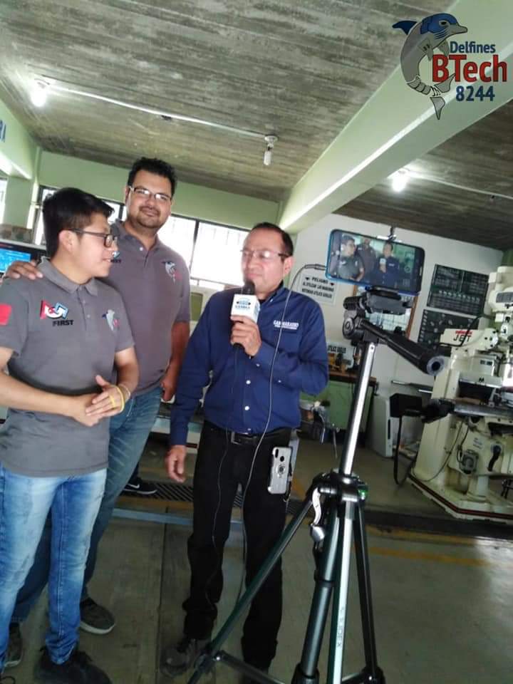 8244Cbtech's tweet photo. ¡Visita Delfín! 🐬🎥
Agradecemos la visita de Efrén Galván, Director de GammaRadio, quien acercó sus medios hacia nuestro equipo. 
¡Juntos somos fuertes, juntos somos Delfines CBTech! 🐬

#InfiniteRecharge #DelfinesCBTech 
#FIRSTMéxico
#EdoMéx
#Tecámac #firstroboticscompetition https://t.co/PJz6PEDZ2P