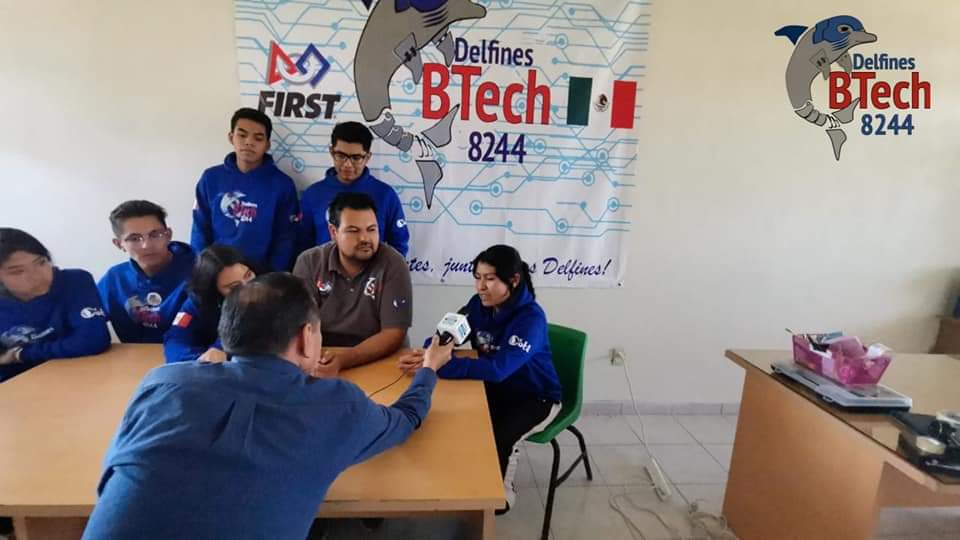 8244Cbtech's tweet photo. ¡Visita Delfín! 🐬🎥
Agradecemos la visita de Efrén Galván, Director de GammaRadio, quien acercó sus medios hacia nuestro equipo. 
¡Juntos somos fuertes, juntos somos Delfines CBTech! 🐬

#InfiniteRecharge #DelfinesCBTech 
#FIRSTMéxico
#EdoMéx
#Tecámac #firstroboticscompetition https://t.co/PJz6PEDZ2P