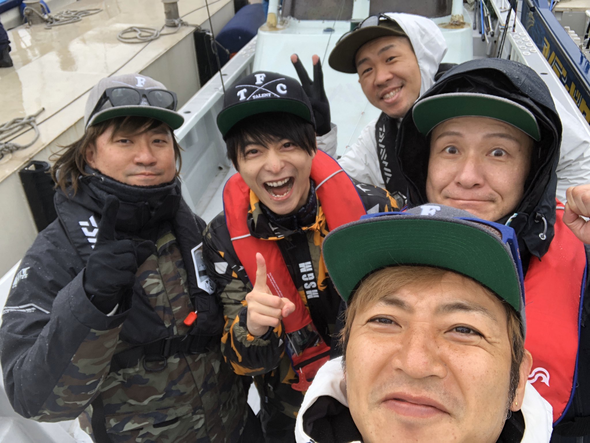 江頭勇哉 本日はタレントフィッシングカップ 釣り好きの芸能人の方達が集結しての 芸能人最強釣り王決定戦です このチームで大物釣るぞぉ つるの剛士 さん 木下ほうか さん レイザーラモンrg さん 小池徹平 さん 江頭勇哉 本日はタレントフィッシングカップ 釣り好きの芸能人の方達が集結しての 芸能人最強釣り王決定戦です このチームで大物釣るぞぉ つるの剛士 さん 木下ほうか さん レイザーラモンrg さん 小池徹平 さん