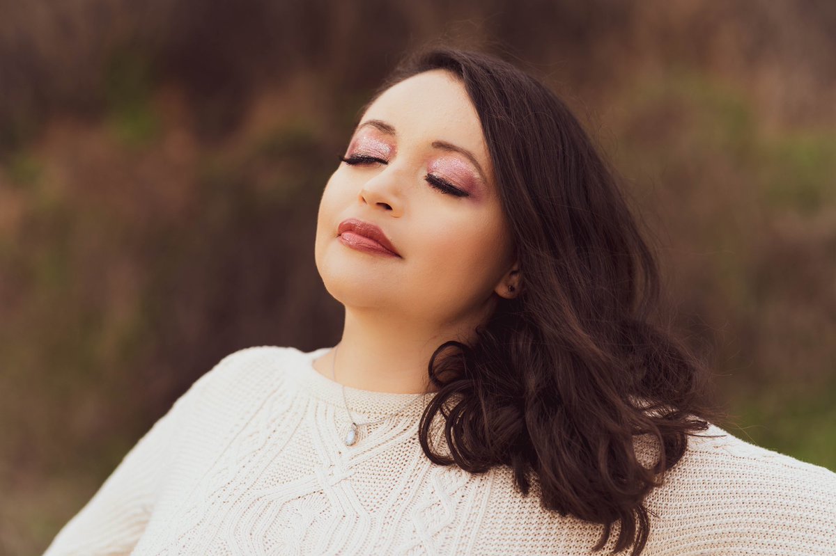 EmilyClede's tweet photo. I did my friendβs makeup and portraits recently. I love how these turned out!! Sheβs wearing @TatiBEAUTY on her eyes! @GlamLifeGuru #texturedneutrals https://t.co/jRnMKsFZ5E